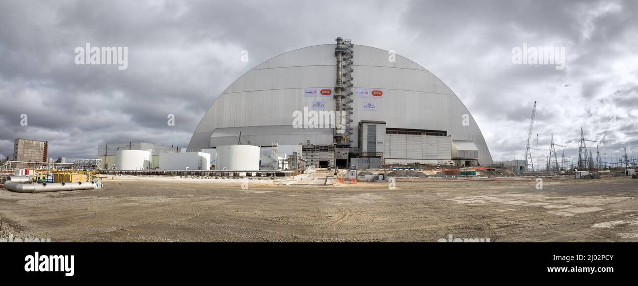 Tschernobyl Reaktor Nummer 4 der Eingrenzungsbogen über dem Objektschutz ist die größte bewegliche Konstruktion der Welt. Seit März 15 ist die Lage in Tschernobyl allgemein gefährlich. Aufgrund der Aktionen der Besatzer wurde eine stabile Stromversorgung der Anlagen angehalten, die nicht ohne eine Stromversorgung bleiben sollte. Die UN-Atombeobachter sagten jedoch, dass der in der Anlage gespeicherte Kernbrennstoff abgekühlt sei, so dass es im Moment noch keine unmittelbare Besorgnis gebe. Kernkraftwerke von Tschernobyl können eine Bedrohung für ganz Europa darstellen. (Foto von Mykhaylo Palinchak/SOPA Images/Sipa USA) Stockfoto