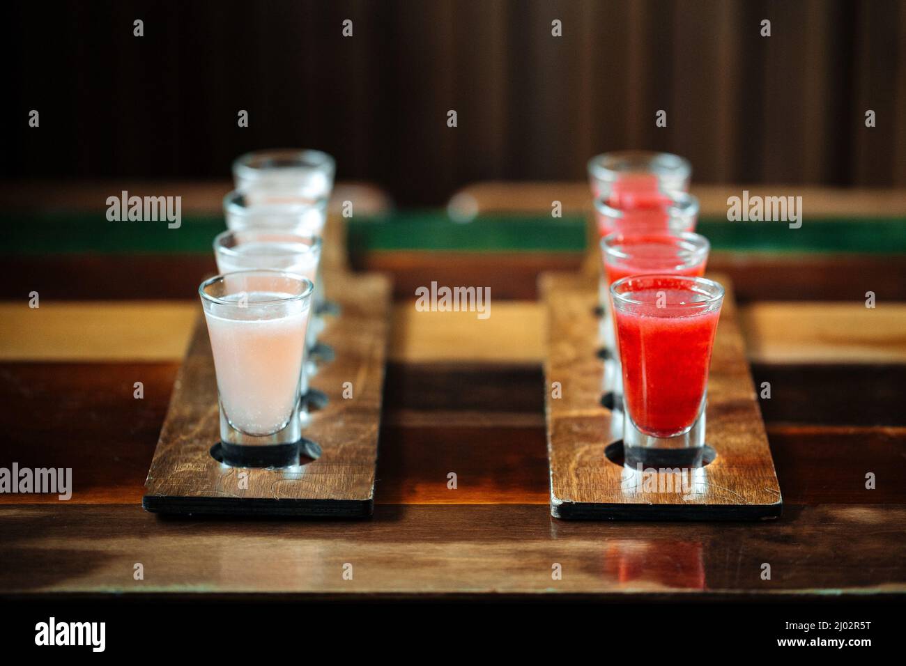Cocktail-Shots mit süßem Alkohollikör Stockfoto
