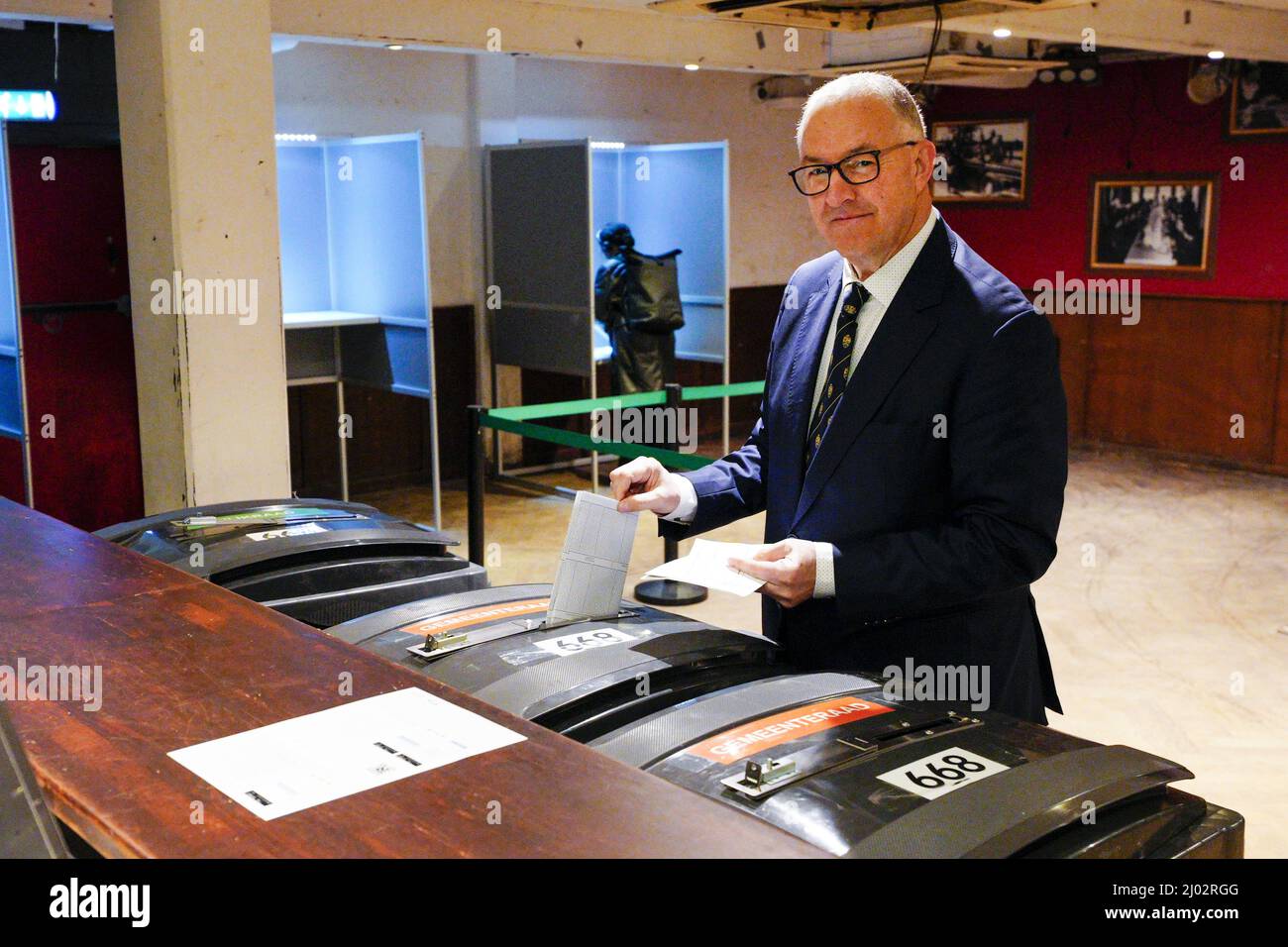 ROTTERDAM - Burgemeester Ahmed Aboutaleb van Rotterdam brengt zijn stem uit voor de gemeenteraadsverkiezingen. UND MARCO DE SWART Stockfoto