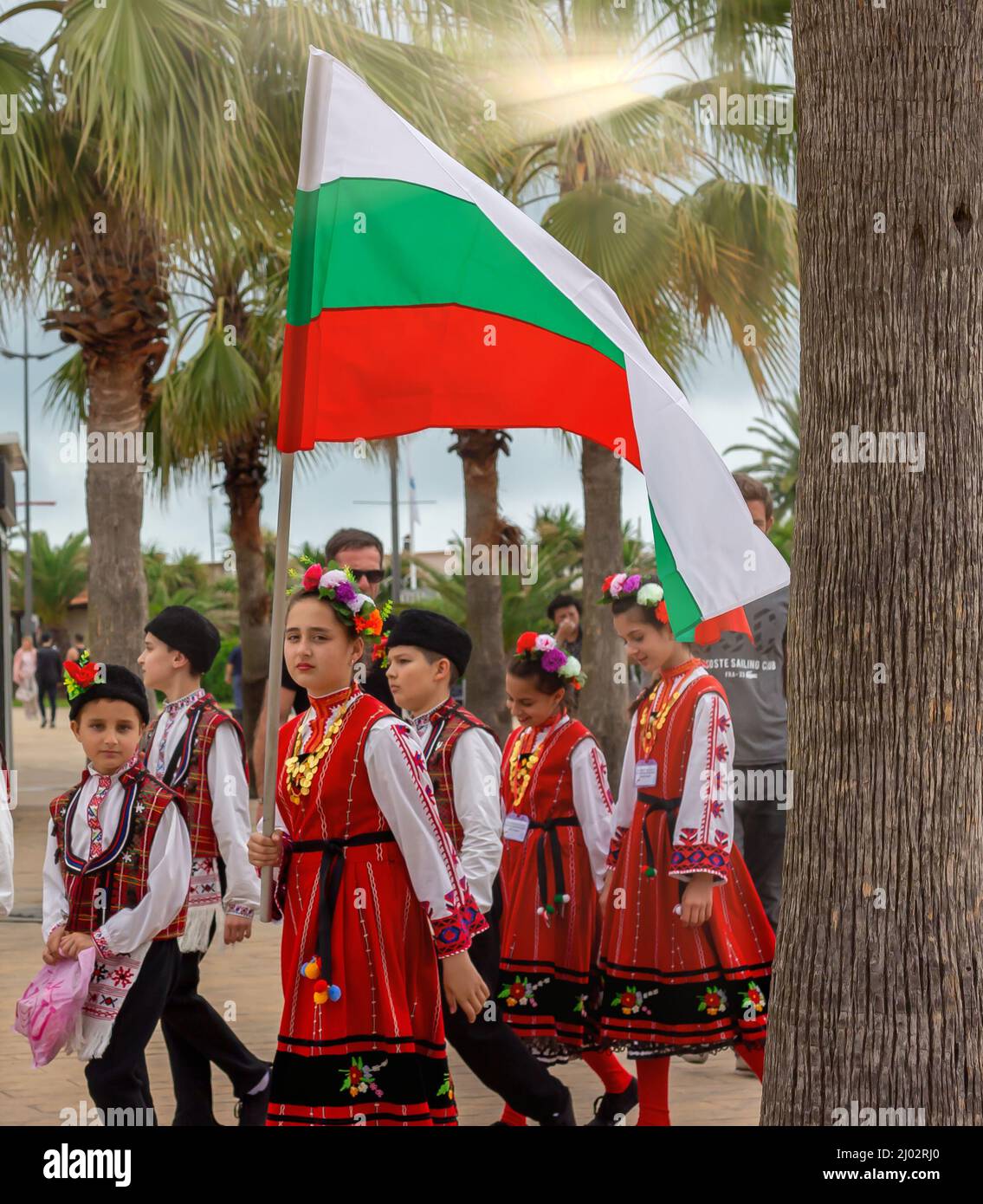 Mädchen mit bulgarischer Flagge in ethnischer, traditioneller bulgarischer Kleidung. Natinonale Flagge, Patriotismus-Konzept. Batumi, Georgien - Mai 2019 Stockfoto