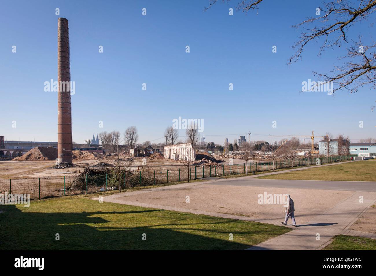 Bereich der ehemaligen Gasmotorenfabrik Deutz der Kloeckner Humboldt Deutz AG im Stadtteil Mülheim, im Hintergrund der Dom, Köln, Deutschland Stockfoto