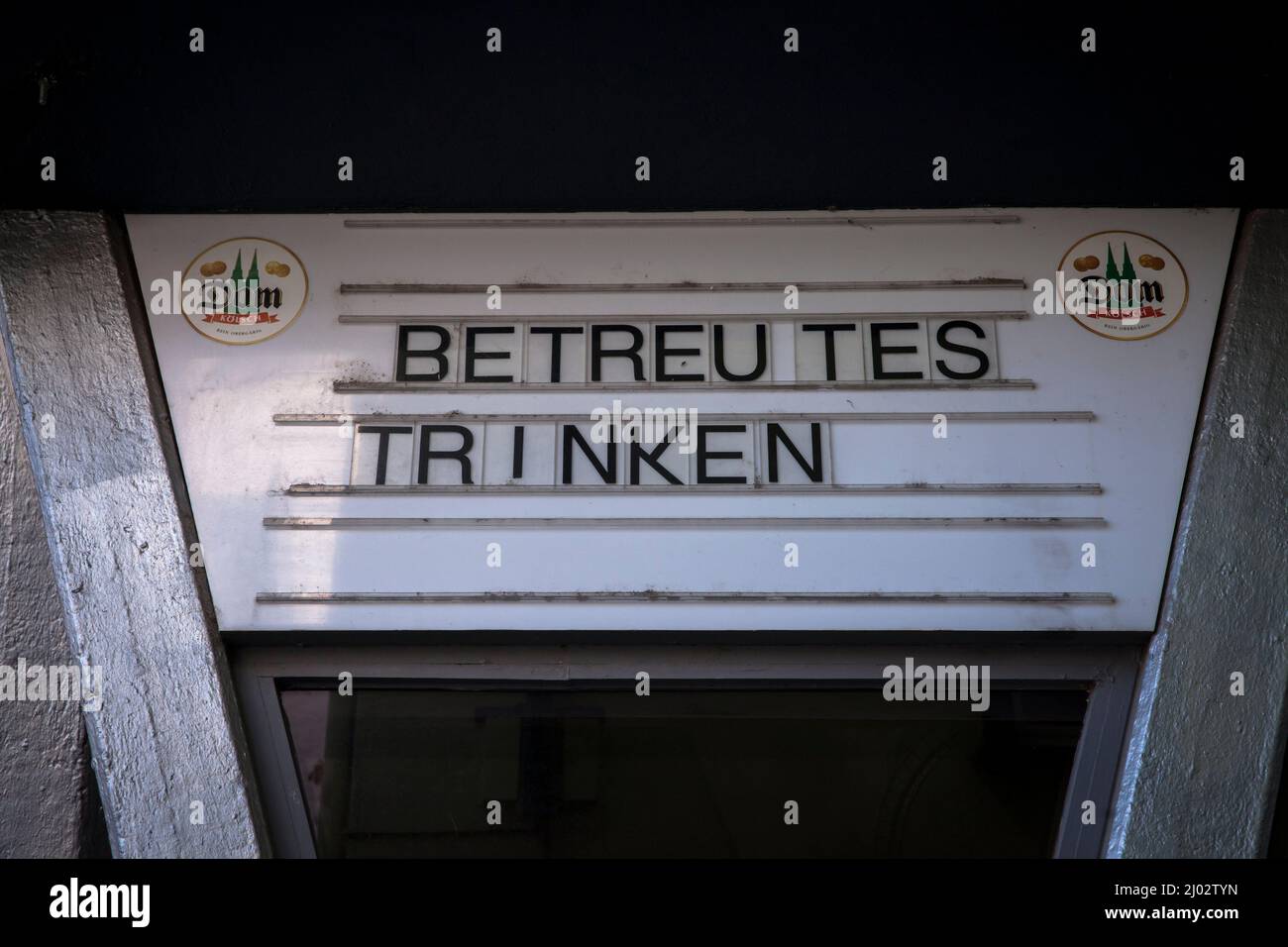 Lustiger Slogan einer Kneipe in der Altstadt, Köln, Deutschland. lustiger Spruch an einer Kneipe in der Altstadt Stockfoto