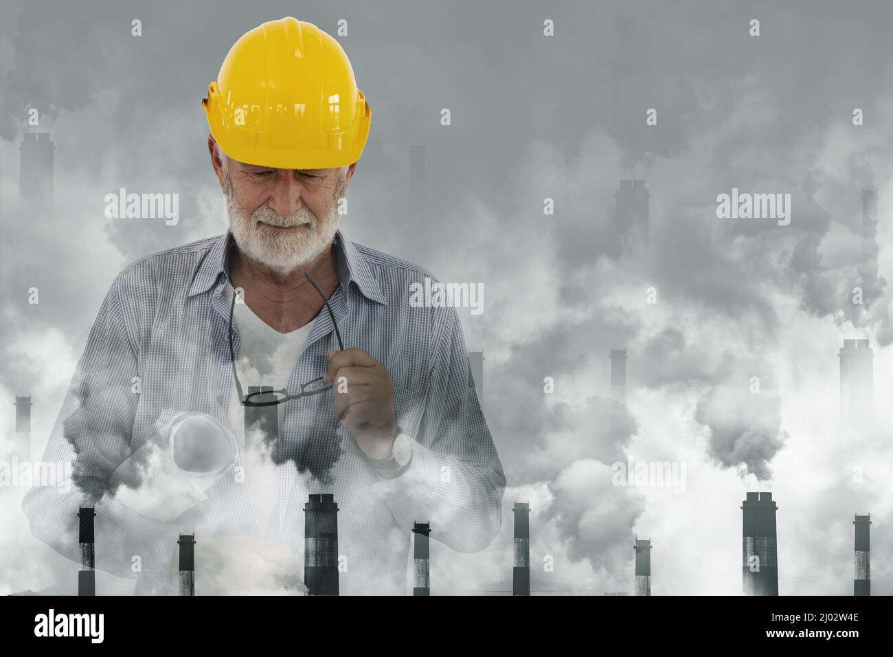 Techniker-Mann-Overlay mit Fabrikschornstein Freisetzung von Rauchstaub zu Luftverschmutzung Problem. Stockfoto