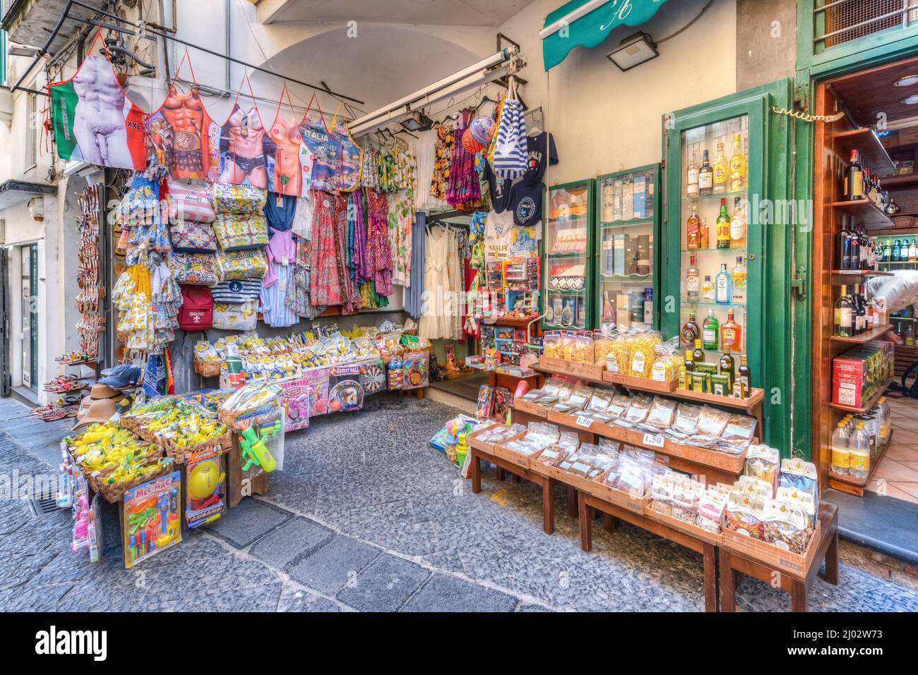 Amalfi, Italien - Juli 01 2021: Traditionelle, bunte und charakteristische Souvenirstände in Amalfi, Amalfiküste, Italien. Stockfoto