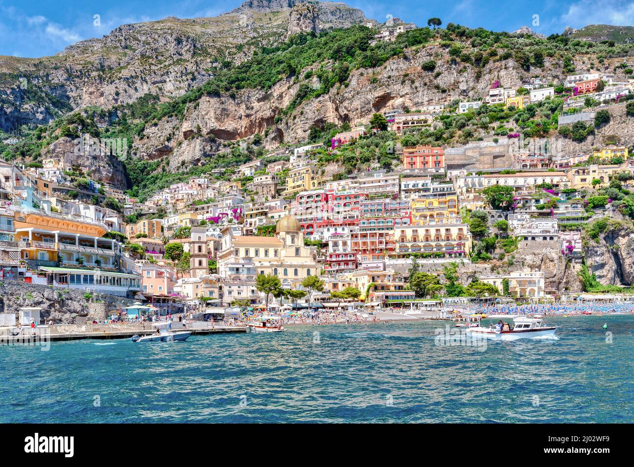 Amalfiküste, Italien - Juli 01 2021: Blick auf das Dorf Positano an der Amalfiküste in Italien, mit seinen charakteristischen bunten Häusern Stockfoto