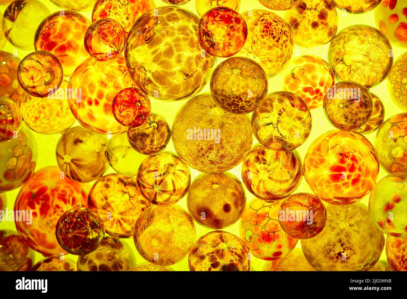 Psychedelischer Hintergrund mit Kugeln in warmer Tonfarbe. Stockfoto