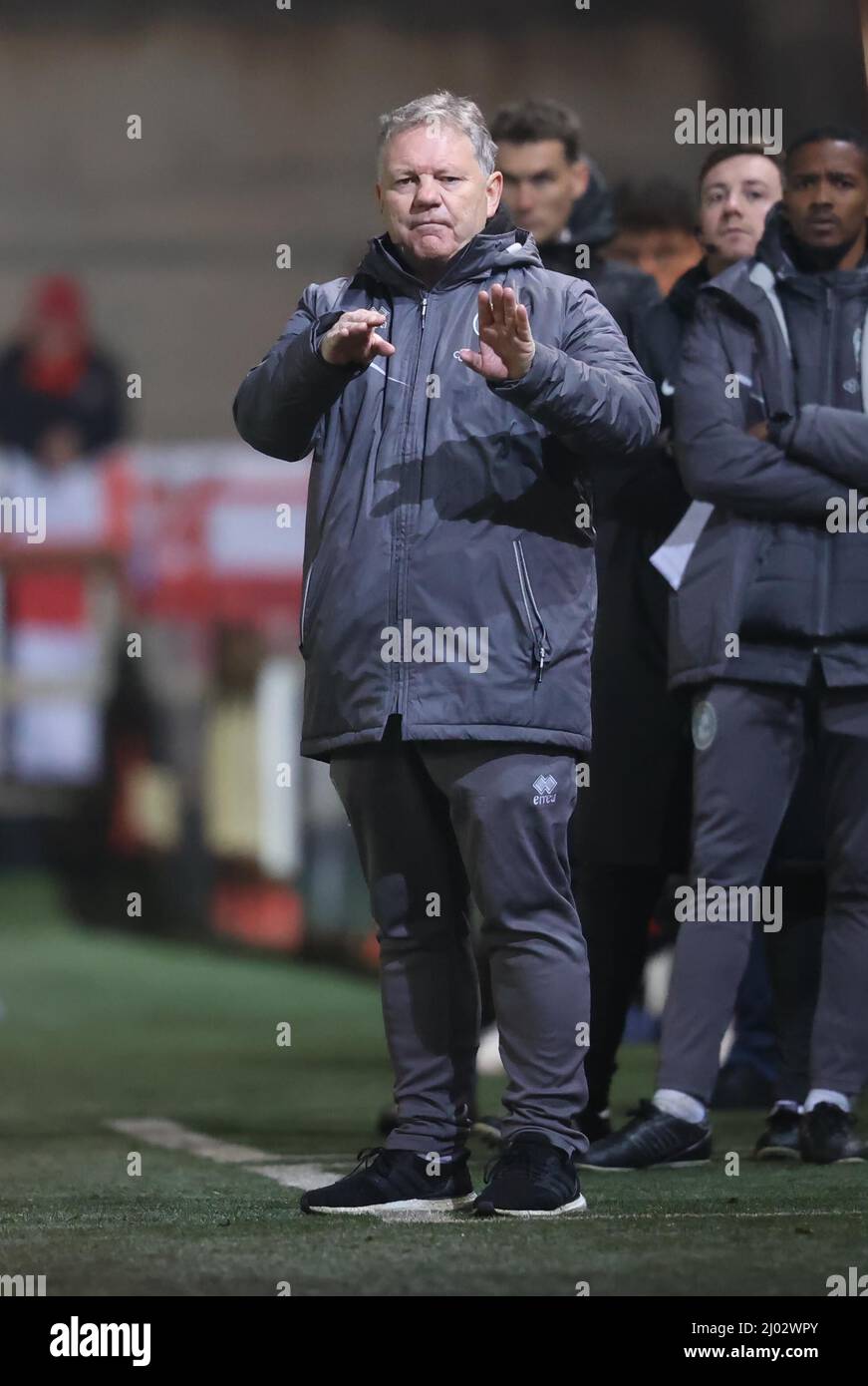 Crawley Manager John Yems gesehen während der EFL League zwei Spiel zwischen Exeter City und Crawley Town in St. James's Park. 15.. März 2022 Stockfoto