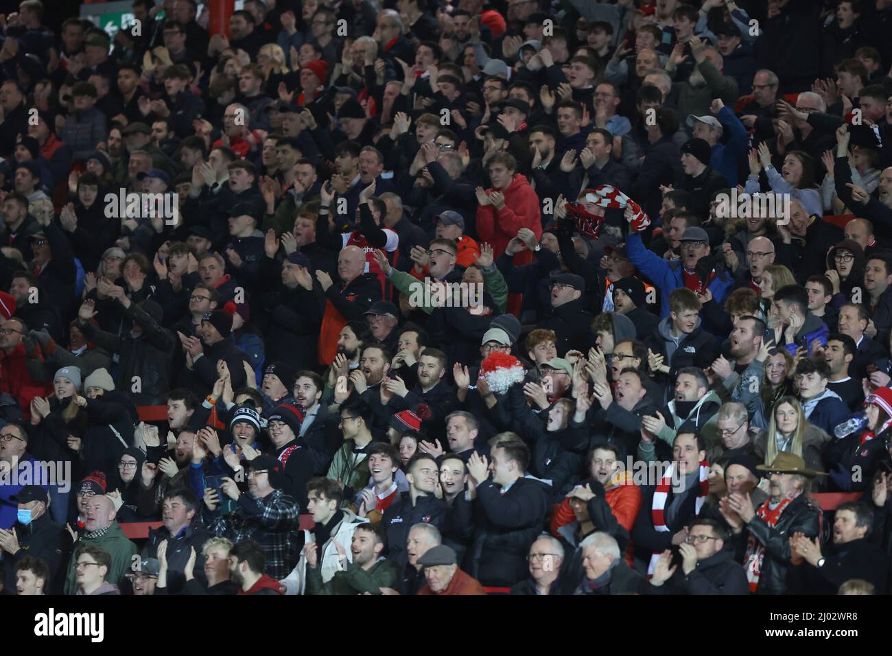 Fans, die vor ihrem Spiel gegen Crawley Town auf den Terrassen der Big Bank im St James Park, dem Heimstadion von Exeter City, stehen.15.. März 2022 Stockfoto
