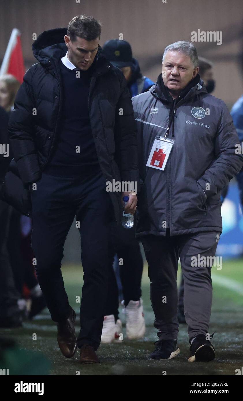 Crawley-Manager John Yems und Exeter-Manager Matt Taylor sahen sich während des zweiten Spiels der EFL League zwischen Exeter City und Crawley Town im St James's Park an. 15.. März 2022 Stockfoto