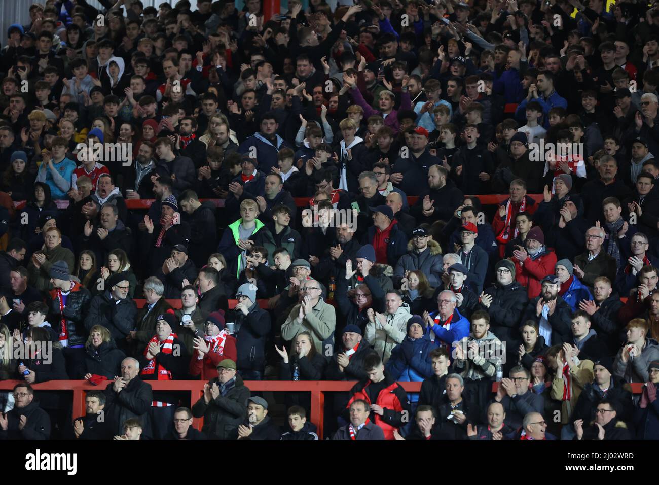Fans, die vor ihrem Spiel gegen Crawley Town auf den Terrassen der Big Bank im St James Park, dem Heimstadion von Exeter City, stehen.15.. März 2022 Stockfoto