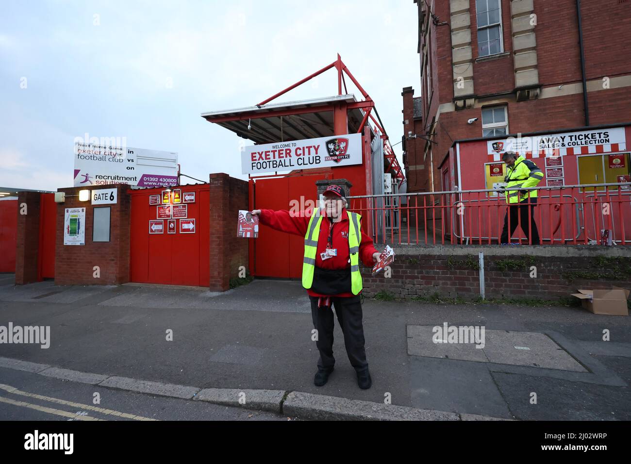 Programmverkäufer vor dem Heimstadion von Exeter City im St James Park vor ihrem Spiel gegen Crawley Town.15.. März 2022 Stockfoto