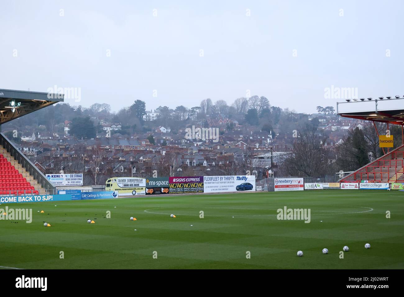 Gesamtansicht des St James Park, Heimstadion von Exeter City, vor dem Spiel gegen Crawley Town.15.. März 2022 Stockfoto