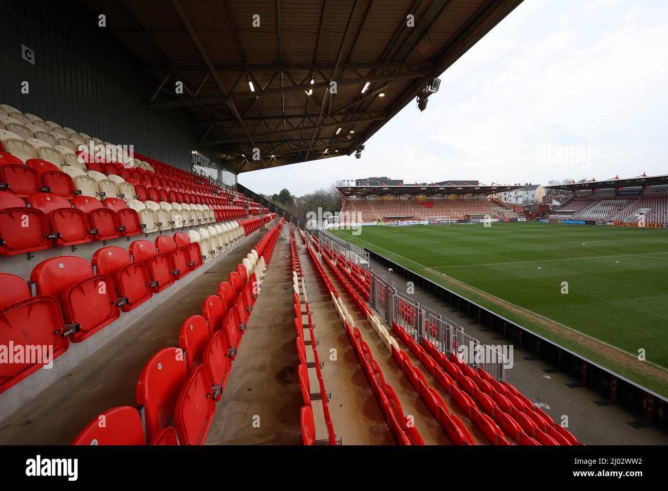 Gesamtansicht des St James Park, Heimstadion von Exeter City, vor dem Spiel gegen Crawley Town.15.. März 2022 Stockfoto