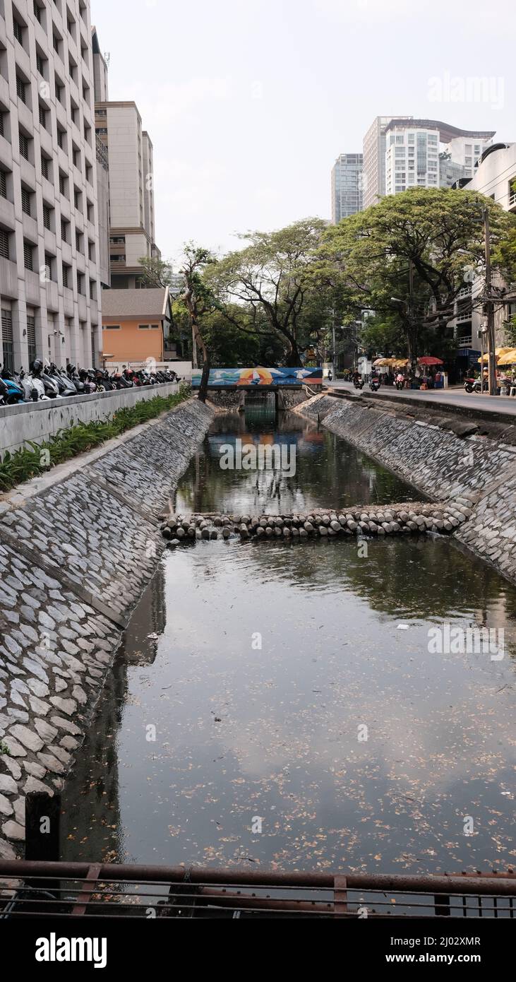 Kanal, der den Sumpfgebiet des Stadtzentrums von Bangkok, Thailand, entwässert Stockfoto