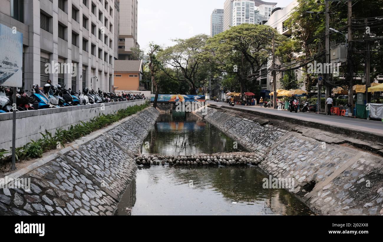 Kanal, der den Sumpfgebiet des Stadtzentrums von Bangkok, Thailand, entwässert Stockfoto