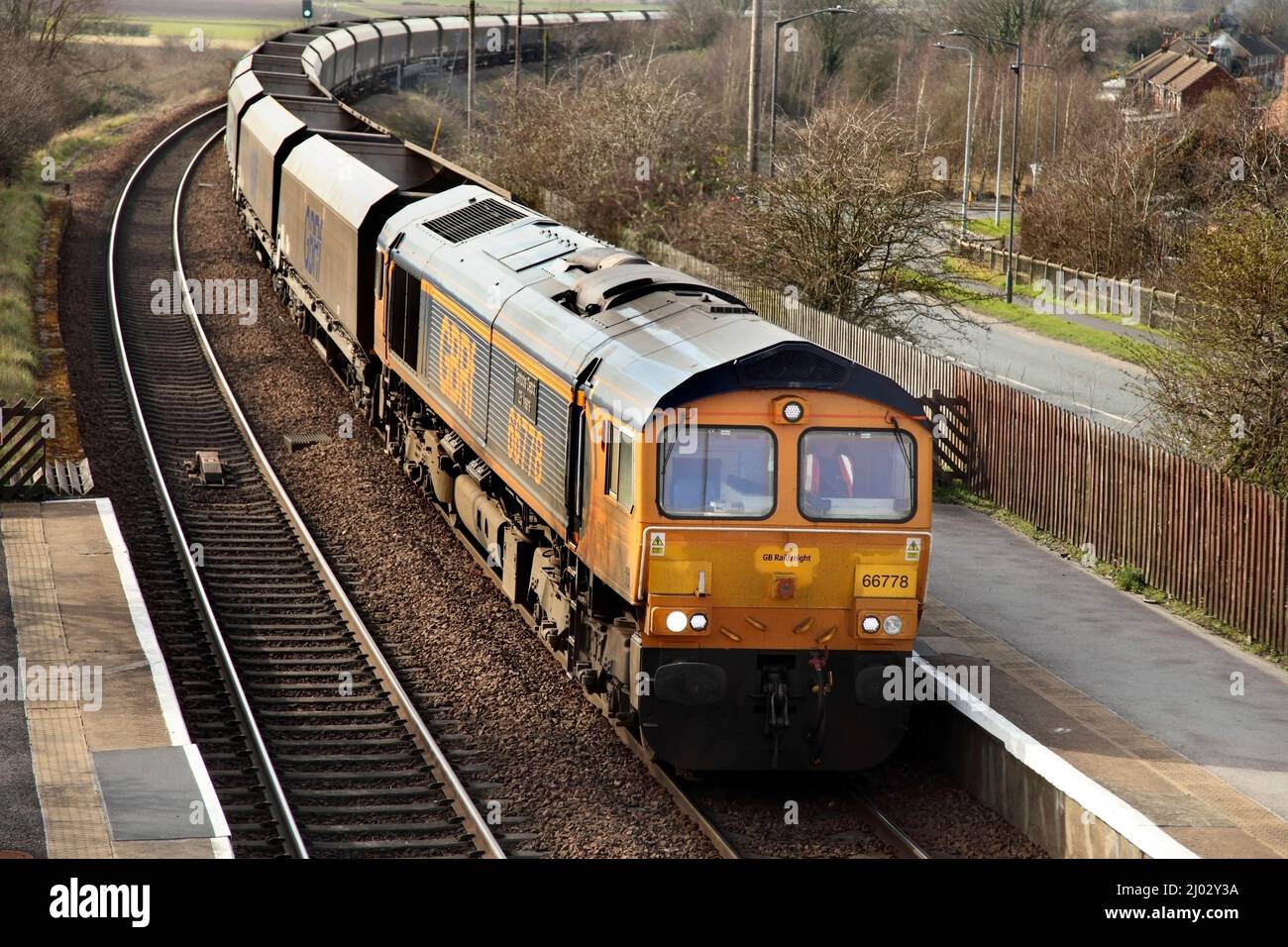 Die GB Railfreight-Klasse 66 Lok 66778 transportiert das Kraftwerk 1103 Ratcliffe am 15. 3. 22 nach Immingham durch den Bahnhof Althorpe. Stockfoto