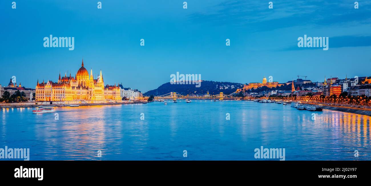 Abendansicht des ungarischen Parlaments und Budavari Palota mit Margit-Brücke. Beliebte Touristenattraktion. Dramatische und malerische Szene. Berühmte Loka Stockfoto