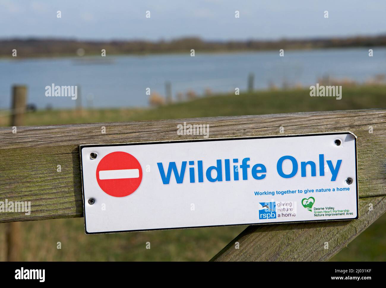 Schild - kein Eintritt, nur Wildtiere - in Old Moor, einem RSPB-Naturschutzgebiet im Dearne Valley, in der Nähe von Wombwell, South Yorkshire, England Stockfoto