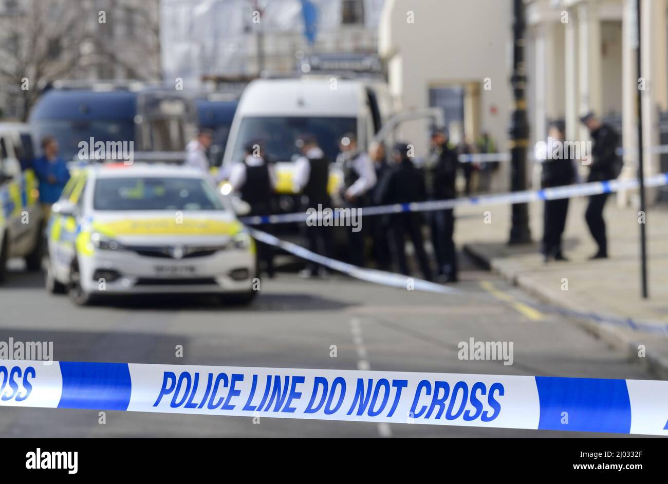 London, England, Großbritannien. Das Gebiet wurde während einer Polizeioperation auf dem Belgrave Square im Zentrum von London abgesperrt. Stockfoto