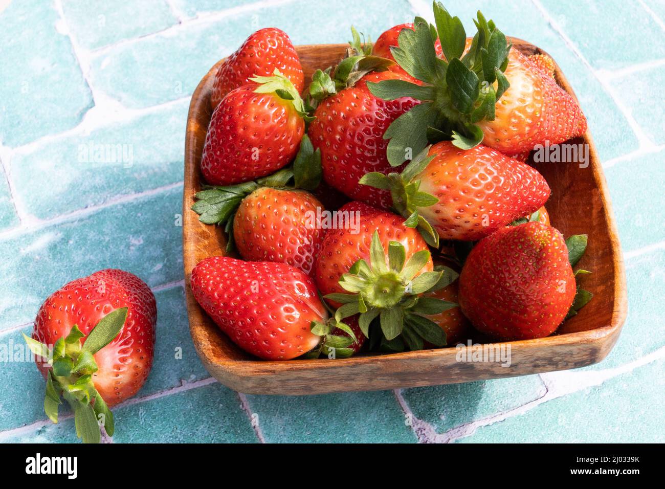 Draufsicht auf Erdbeeren in Holzschüssel Stockfoto