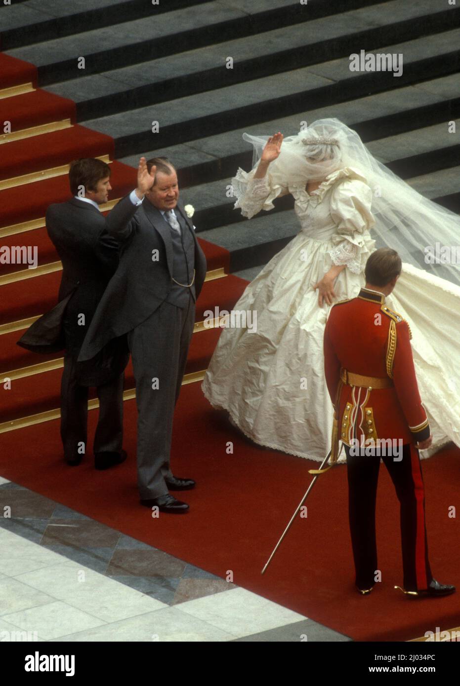 Die Hochzeit von Prinz Charles und Diana Spencer in der St. Paul's Cathedral 1981. Earl Spencer mit Diana Stockfoto