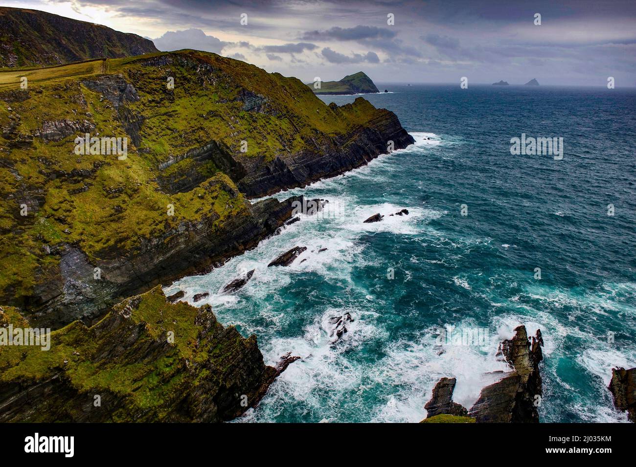 The Cliffs of Kerry mit der Puffin Island und den Skelligs auf See, Ring of Kerry, County Kerry, Irland Stockfoto