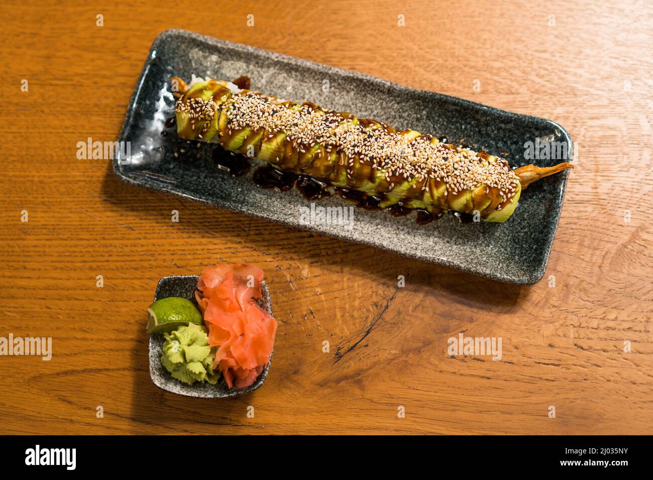 Nahaufnahme des servierten Sushi-Essens auf dem Teller. Stockfoto