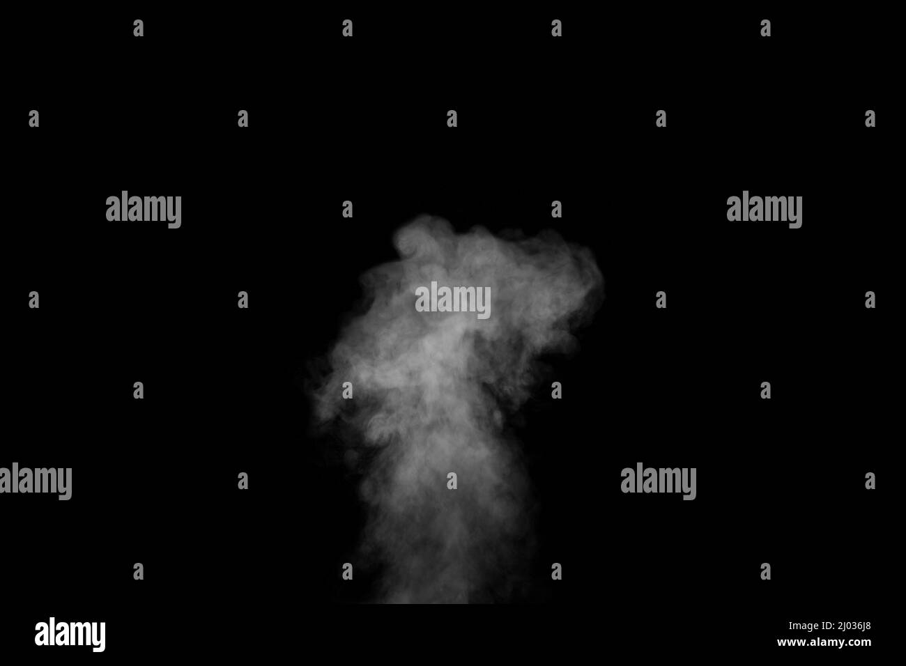 Wirbelnder, kreischender Rauch, Dampf, isoliert auf einem schwarzen Hintergrund für die Überlagerung auf Ihren Fotos. Fragment des vertikalen Dampfes. Abstrakter rauchiger Hintergrund, Stockfoto