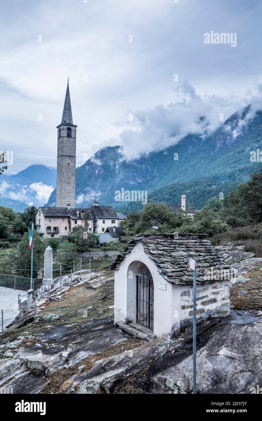 Glockenturm (Campanile), Chiesa, Montecrestese, Val d'Ossola, V.C.O. (Verbano-Cusio-Ossola), Piemont, Italien, Europa Stockfoto