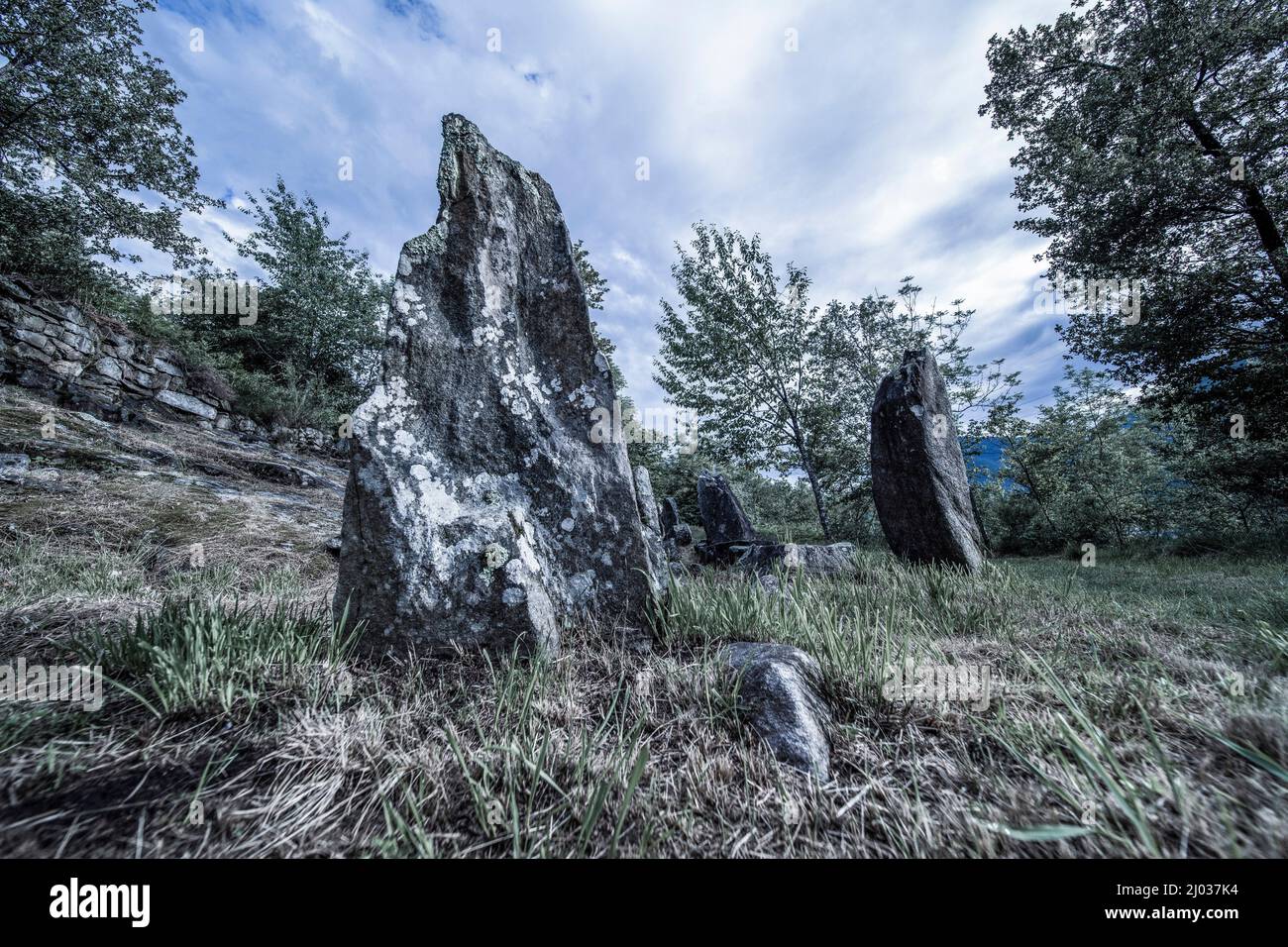 Megalithische Funde im Weiler Cropola, Montecrestese, Val d'Ossola, V.C.O. (Verbano-Cusio-Ossola), Piemont, Italien, Europa Stockfoto