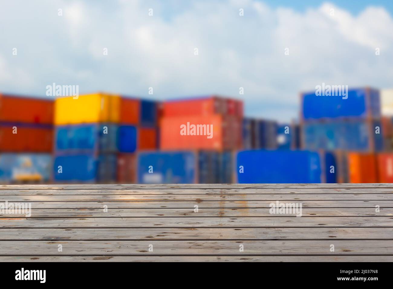 Blur Port Cargo Container-Werft mit Holzfläche für Werbung Montage Hintergrund. Stockfoto