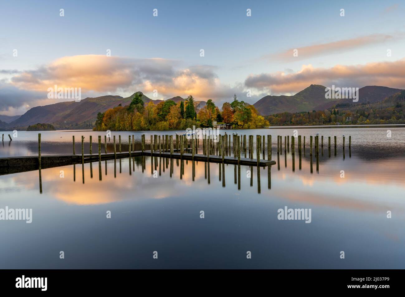 Derwentwater im Herbst, Lake District National Park, UNESCO-Weltkulturerbe, Cumbria, England, Vereinigtes Königreich, Europa Stockfoto