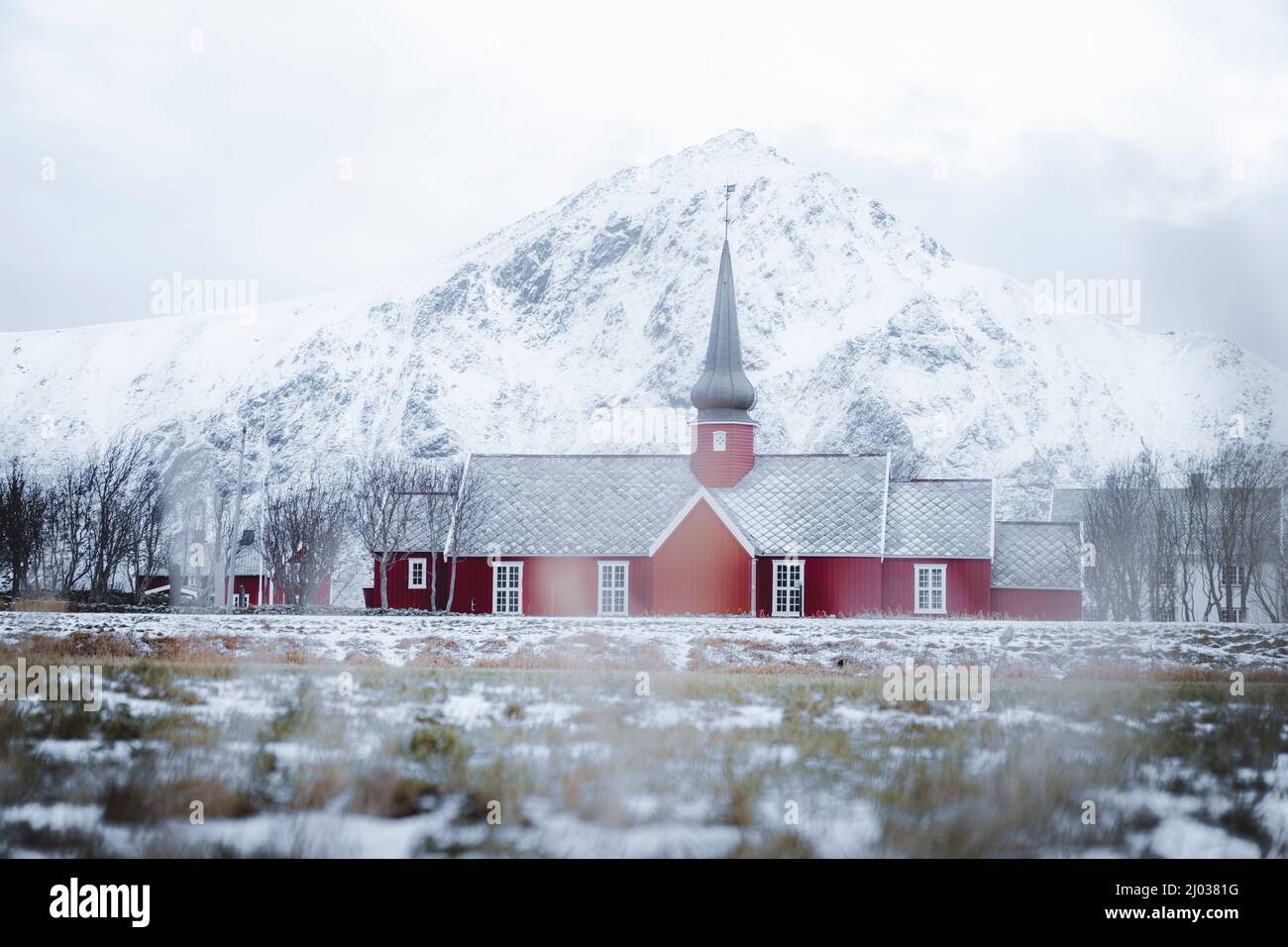 Rote Kirche von Flakstad im Winternebel, Flakstad, Nordland County, Lofoten Islands, Norwegen, Skandinavien, Europa Stockfoto