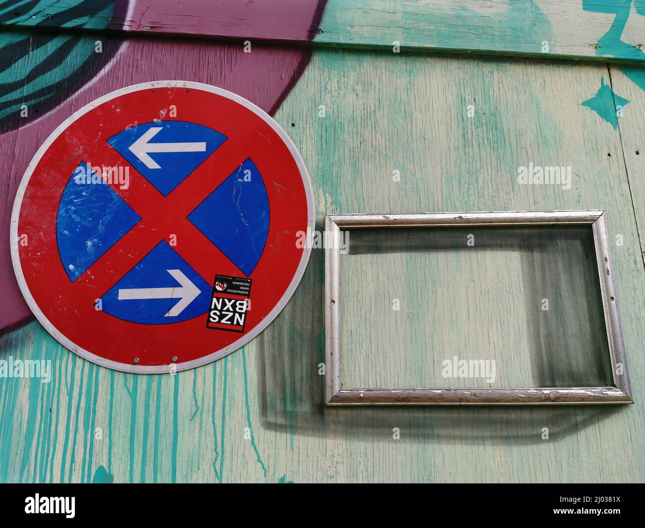 Verwitterte Bilderrahmen an einer Holzwand, Schild Haltebot / verwitterte Bilderrahmen an einer Holzwand, kein Stoppschild Stockfoto