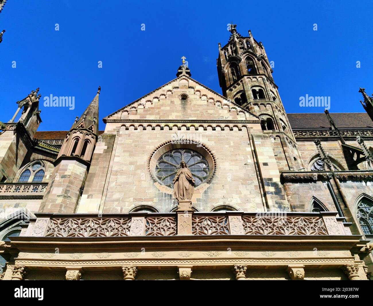 Romanisches Querhaus (um 1210) mit Hahnenturm, Freiburger Münster, Münster unserer Lieben Frau, römisch-katholische Stadtpfarrkirche von Freiburg im B Stockfoto