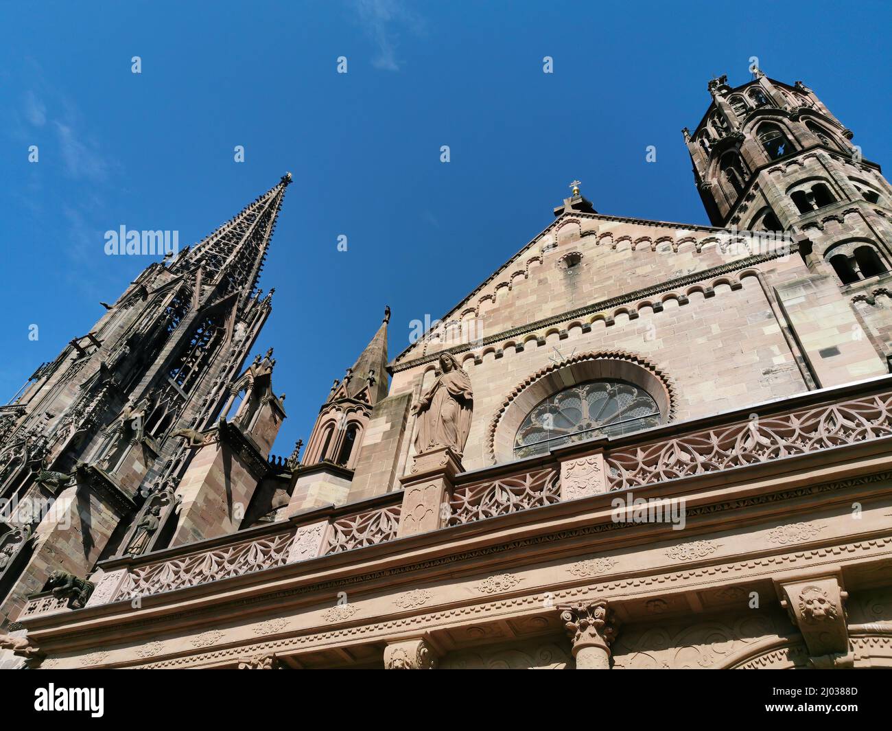 Romanisches Querhaus (um 1210) mit Hahnenturm, Freiburger Münster, Münster unserer Lieben Frau, römisch-katholische Stadtpfarrkirche von Freiburg im B Stockfoto