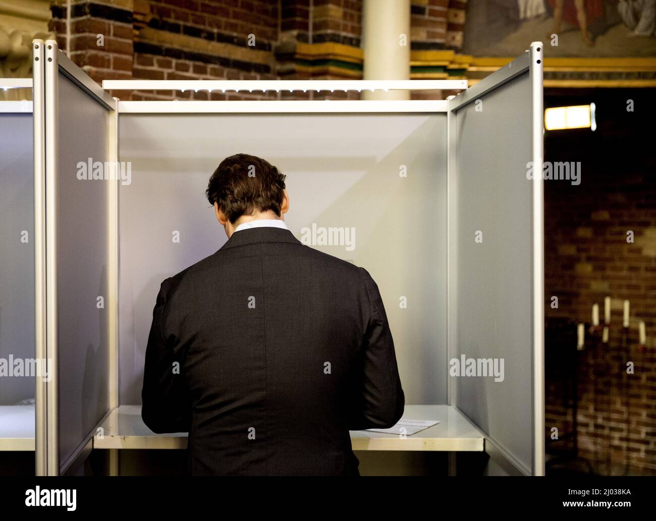 AMSTERDAM - FVD-leider Thierry Baudet bringt in de Posthoornkerk zijn stem uit voor de gemeenteraadsverkiezingen. ANP SEM VAN DER WAL Stockfoto