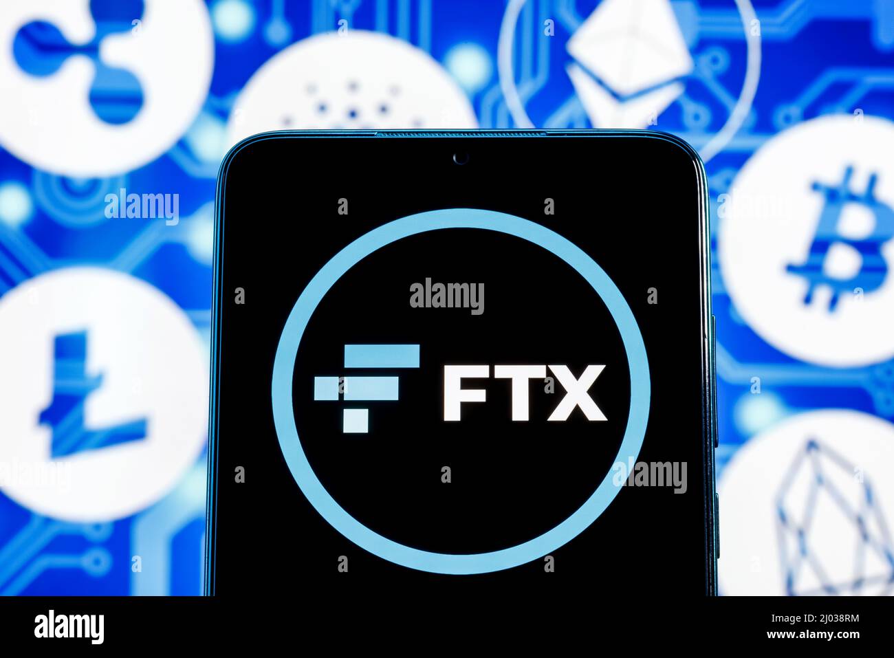 FTX ist eine Kryptowährungsbörse. FTX-Logo auf dem Smartphone-Bildschirm vor dem Hintergrund der wichtigsten Kryptowährungen. Stockfoto