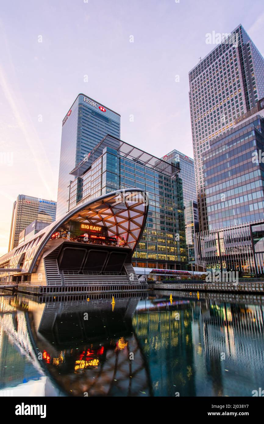 Crossrail-Bahnhof und Bürogebäude spiegeln sich im Dock vor Sonnenaufgang, Canary Wharf, Docklands, London, England, Vereinigtes Königreich, Europa Stockfoto
