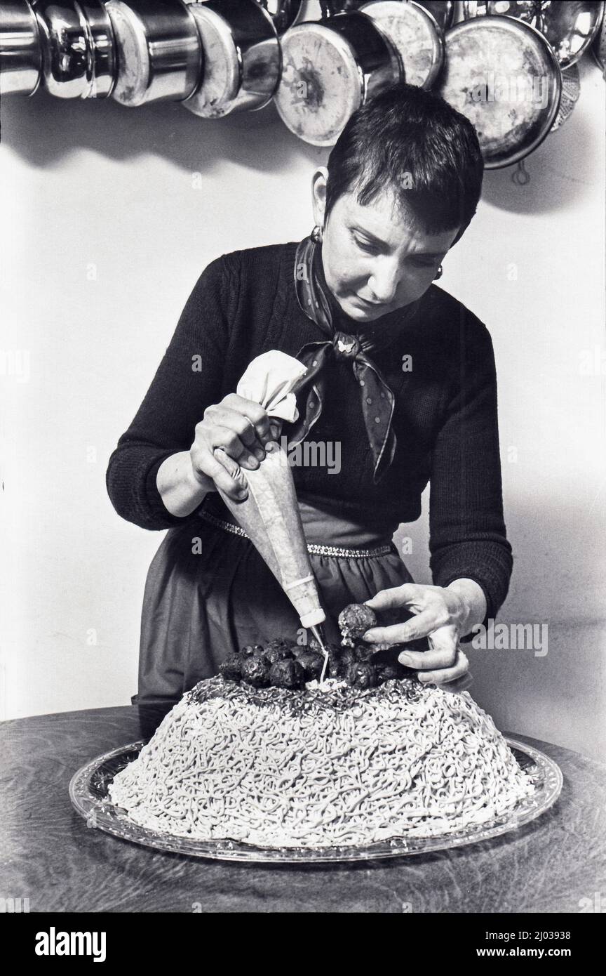 Ein Porträt des Kuchendekorators Rosemary Littman aus dem Jahr 1981, der einen Kuchen mit Fleischbällchen und Spaghetti-Zuckerguss zubereitet. In ihrem Zuhause in Teaneck, New Jersey. Stockfoto