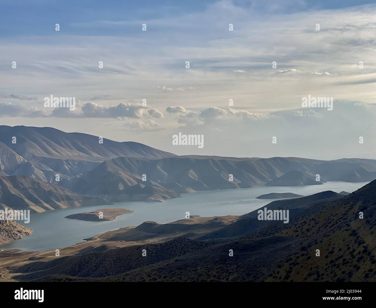 Malerischer Stausee mit blauem Wasser in einem wasserarden Gebiet. Der Fluss Azat in Armenien Stockfoto