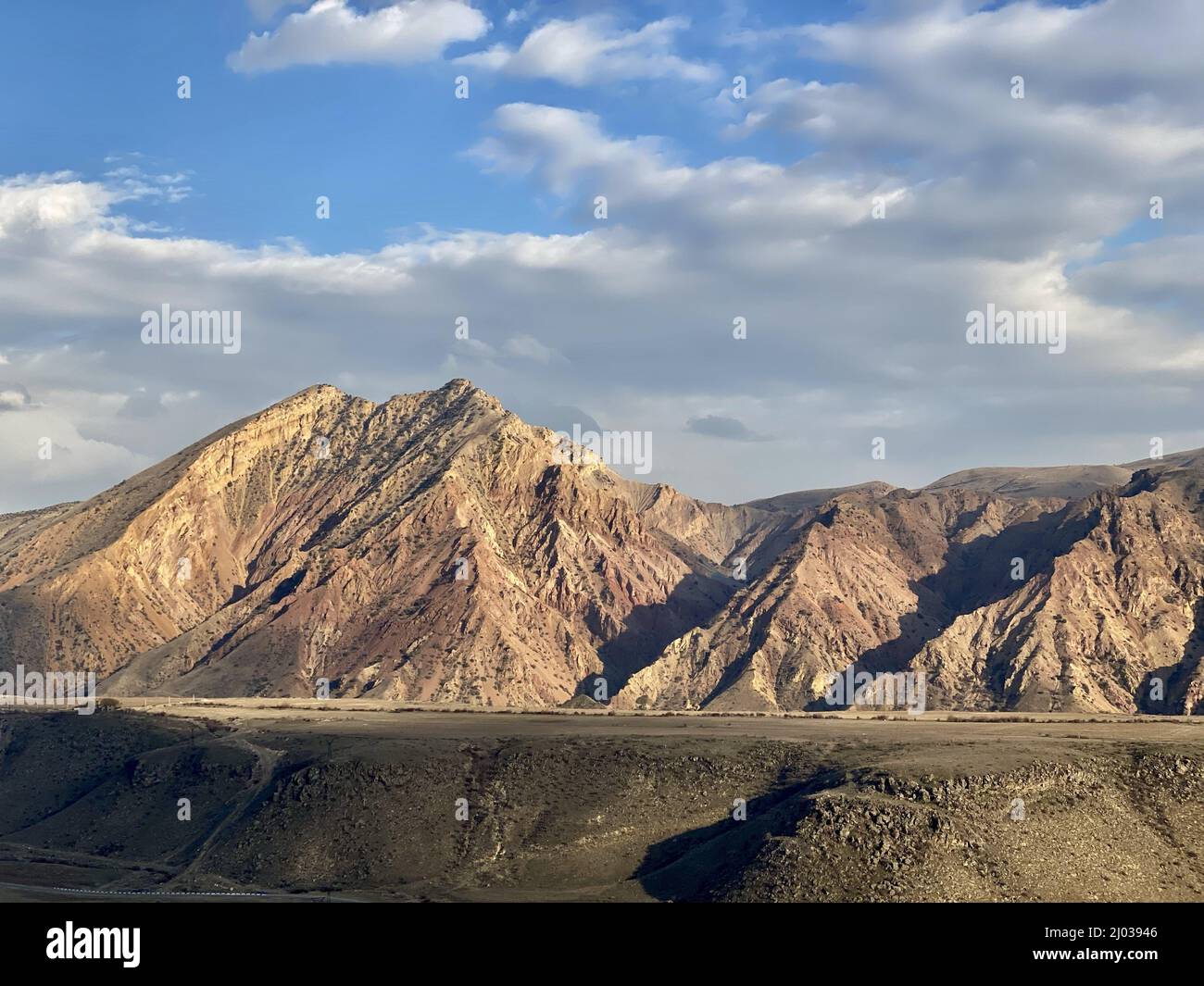 Um den Azat-Stausee erheben sich die Yeranos-Berge. Ararat, Armenien Stockfoto