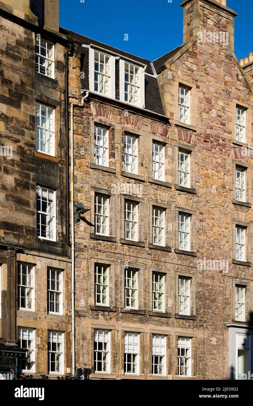 Alte Fenster auf historischen Gebäuden an der Royal Mile, Edinburgh, Schottland, Großbritannien Stockfoto