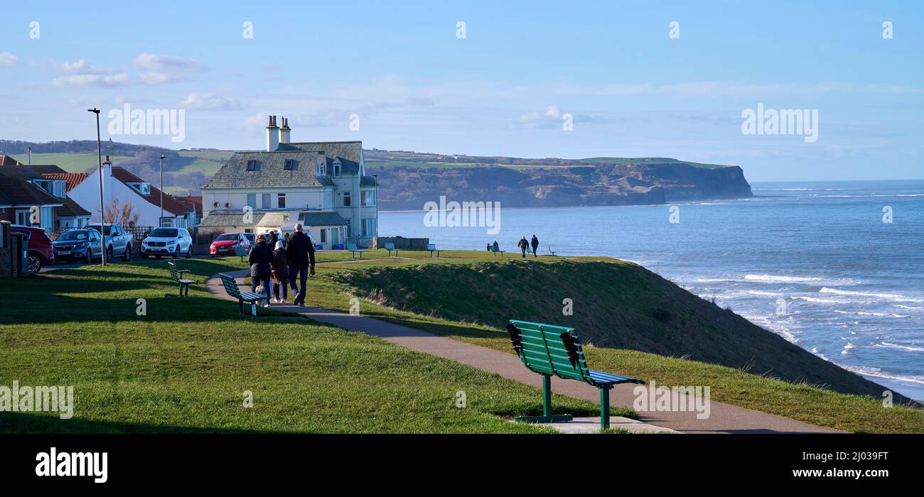 Menschen, die auf Whitby Cliffe Path, North Yorkshire East Coast, Nordengland, Großbritannien, wandern Stockfoto