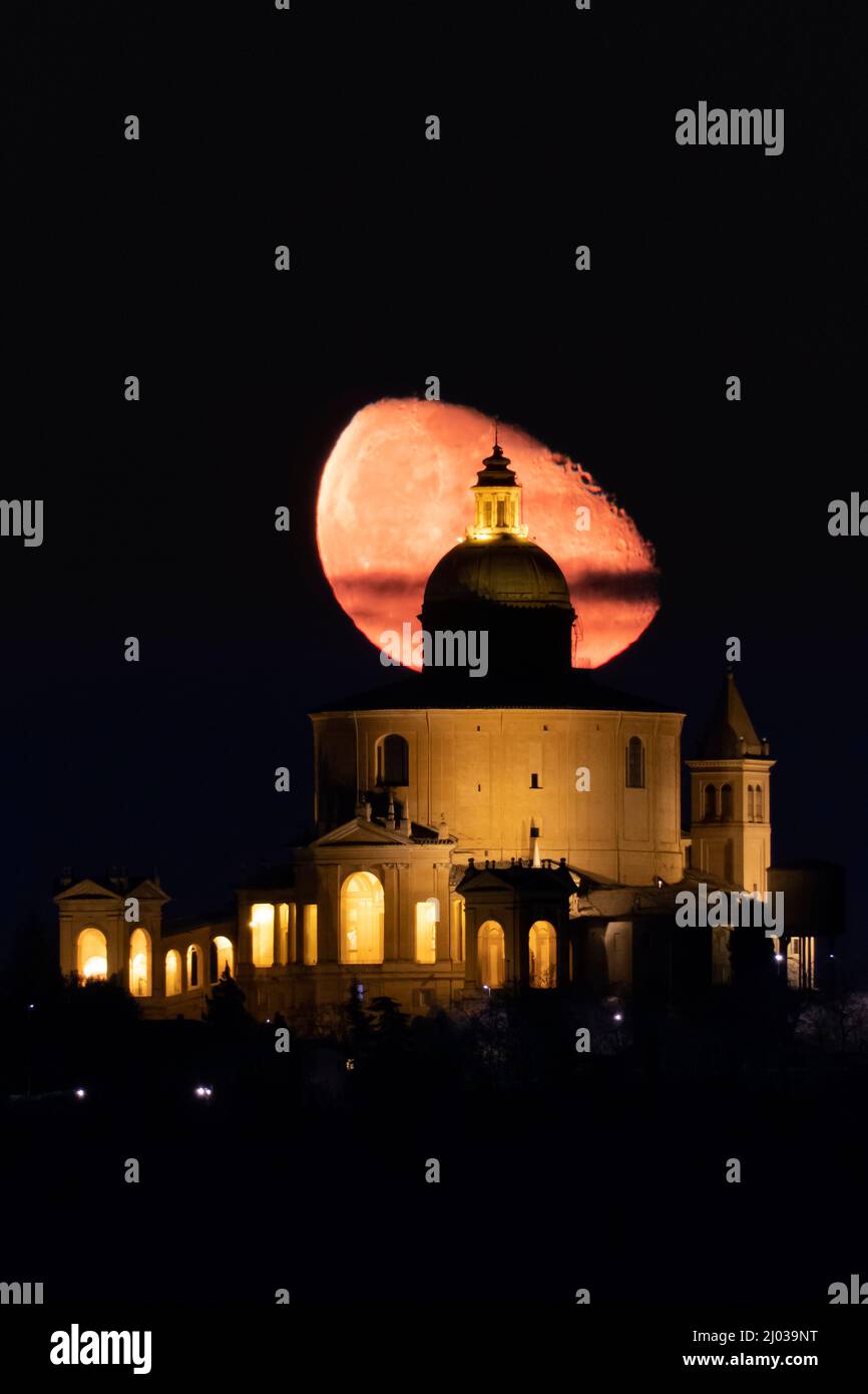 Mond drittes Viertel über San Luca Sanctuary in der Nacht, Bologna, Emilia Romagna, Italien, Europa Stockfoto