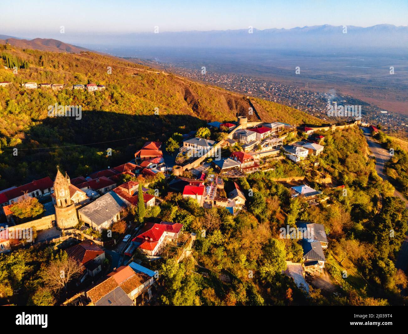 Luftbild der Stadtmauer von Sighnaghi, Sighnaghi, Kacheti, Georgien (Sakartvelo), Zentralasien, Asien Stockfoto