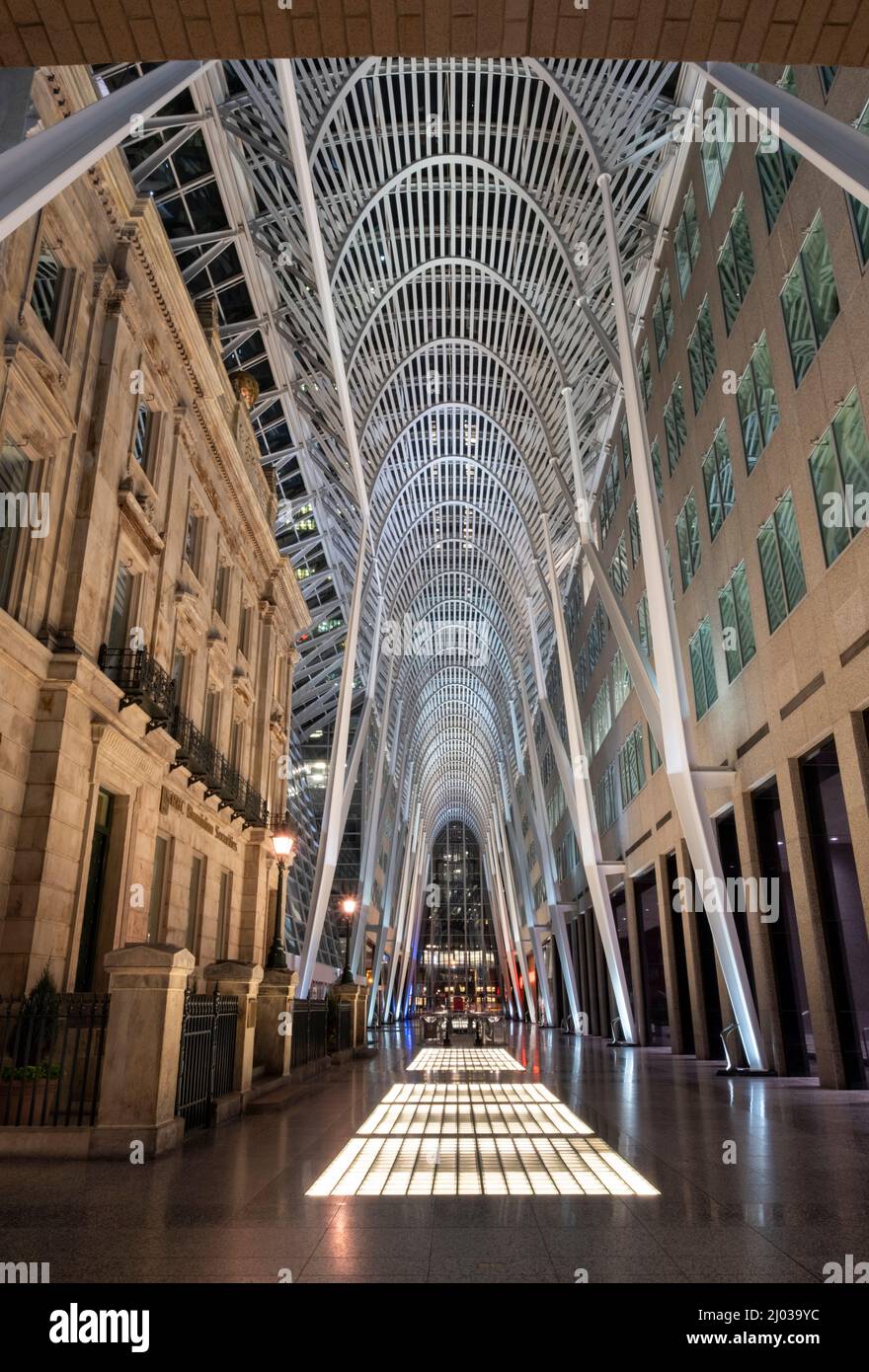 The Allen Lambert Galleria at Night, genannt Crystal Cathedral of Commerce, Brookfield Place, Toronto, Ontario, Kanada, Nordamerika Stockfoto