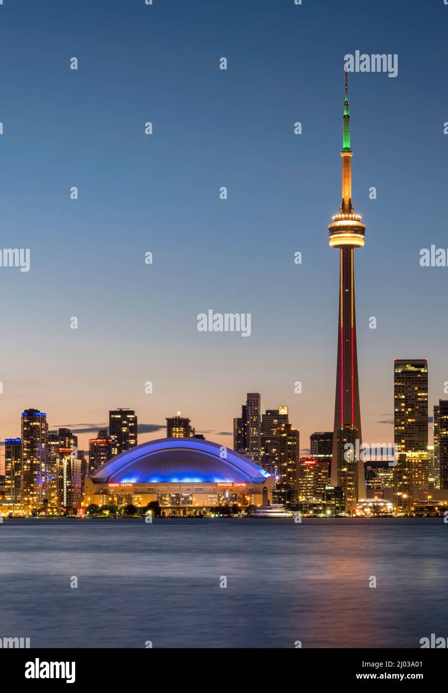 Skyline von Toronto mit dem CN Tower bei Nacht, von Toronto Island, Toronto, Ontario, Kanada, Nordamerika Stockfoto