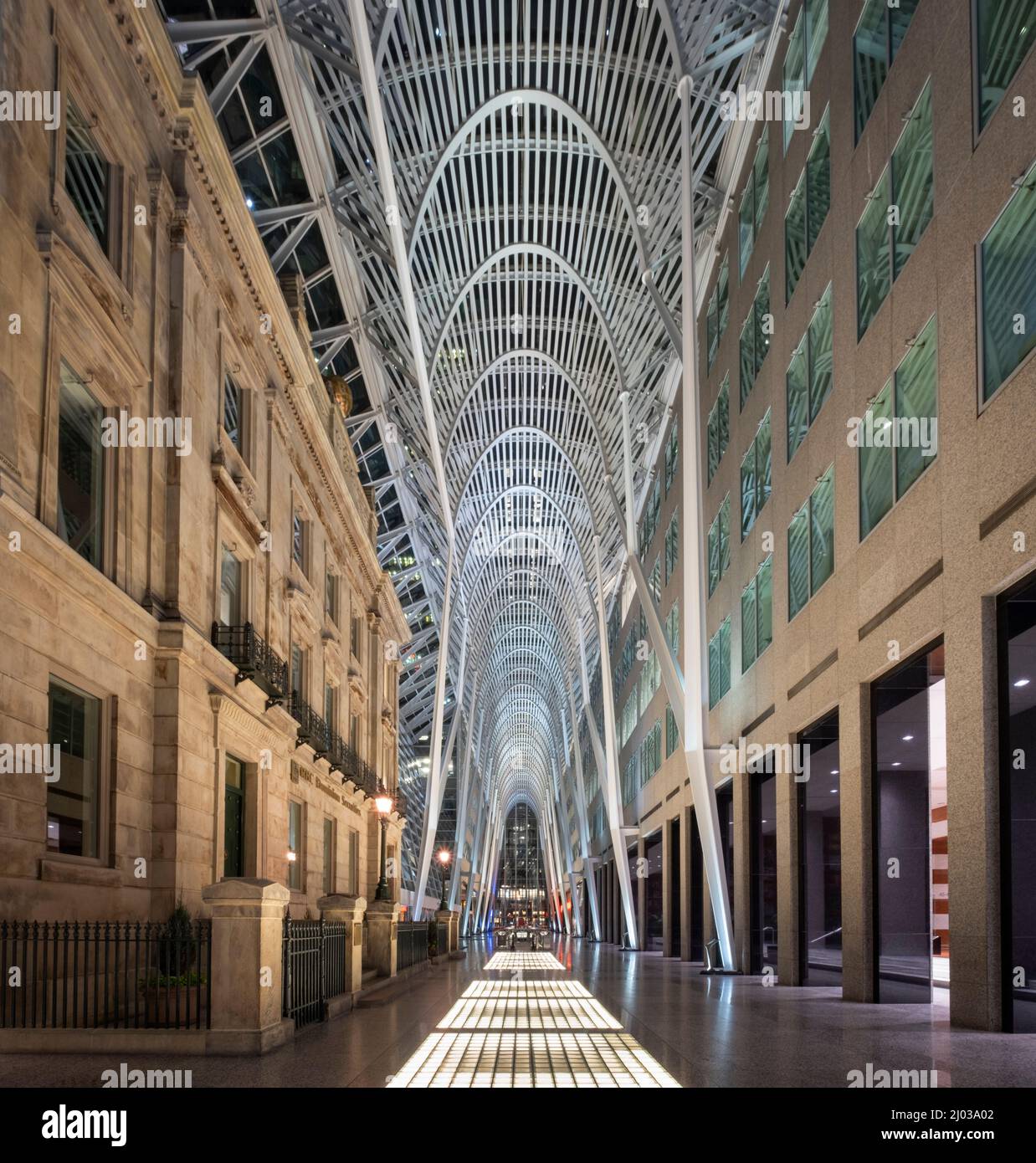 The Allen Lambert Galleria at Night, genannt Crystal Cathedral of Commerce, Brookfield Place, Toronto, Ontario, Kanada, Nordamerika Stockfoto
