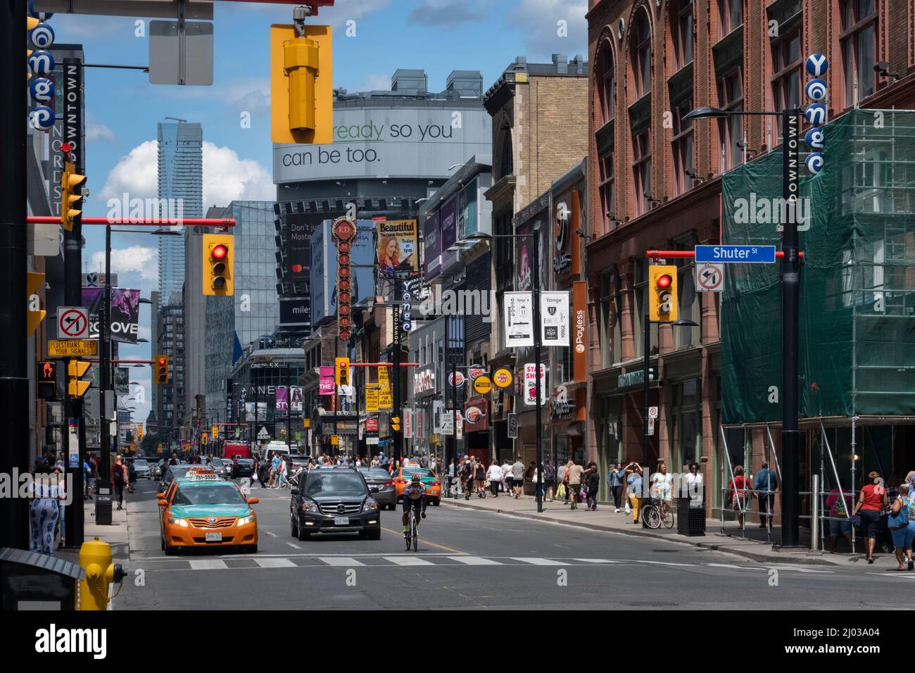 Verkehr auf der Yonge Street, Yonge Street, Toronto, Ontario, Kanada, Nordamerika Stockfoto